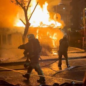İstanbul - Bağcılarda gecekondu yangını: anne ve 4 çocuğu dumandan etkilendi