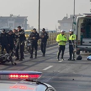 İki aracın arasından geçerken TIRın altında kalan motosikletli öldü