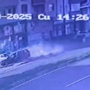 Otomobilin çarptığı babaanne ile 2 torunu ağır yaralandı; kaza kamerada