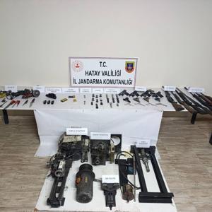 Hatay’da jandarma yüklü miktarda silah ve silah yapımında kullanılan malzeme yakaladı