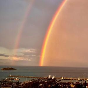 Kuşadası’nda yağmur sonrası denizin üzerinde gökkuşağı oluştu