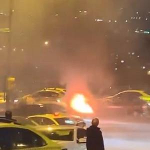 İstanbul - Beyoğlunda taksinin alev alev yandığı anlar kamerada; 3 yolcu son anda kurtuldu