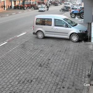 Motosiklet önce yoldaki sonra park halindeki araca çarptı: 2 yaralı