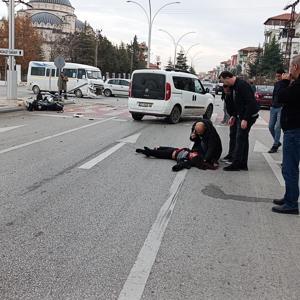 Servis minibüsüyle çarpışan motosikletin sürücüsü ağır yaralandı
