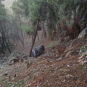 Otomobiliyle uçuruma yuvarlandı