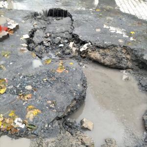 İstanbul - Küçükçekmecede yağışın ardından çöken yola 2 kişi ve 2 hafif ticari araç düştü