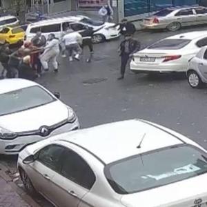 İstanbul - Sultangazide hasarlı trafik kazasının yumruklu kavgaya dönüştüğü anlar kamerada