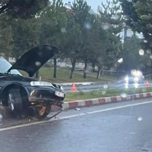 Kütahya’da otomobil refüje çıktı; 2 yaralı