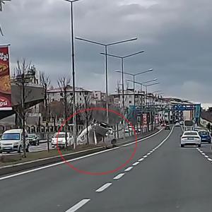 Ters dönen otomobildeki 2 kişi yaralandı; kaza kamerada