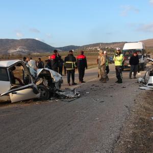 Kilis’te hafif ticari araç ile otomobil çarpıştı: 3 yaralı