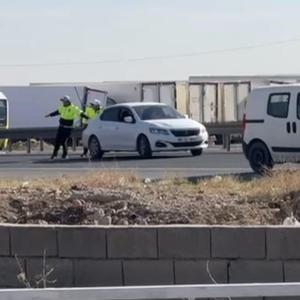 Mardin’de arızalanan otomobili polisler itti