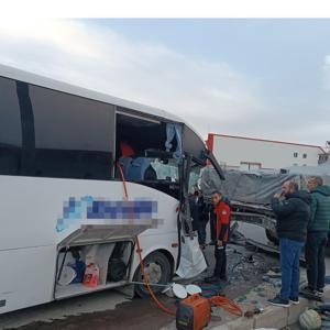 İşçi servisi, park halindeki TIRa çarptı: 22 yaralı