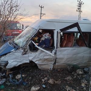 Mardin’de şarampole devrilen servis minibüsünün sürücüsü yaralandı