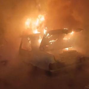 Park halindeki otomobil yandı