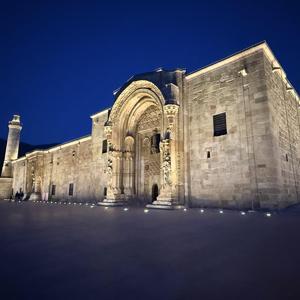 Taşa nakşedilen tarihi eserde ışık şöleni