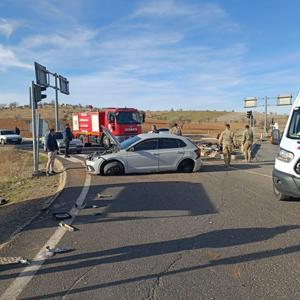 TIR’ın çarptığı otomobilin sürücüsü ağır yaralandı
