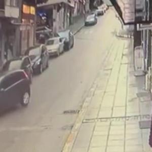 Otomobil ile çarpışan motosikletin sürücüsü yaralandı; kaza anı kamerada