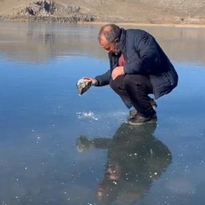Buzun kalınlığını kontrol eden balıkçılar, Çıldır Gölüne ağ atmaya hazırlanıyor