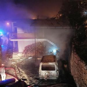 Evde başlayan yangın araca da sıçradı