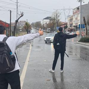 İstanbul - Arnavutköyde okul çıkışı otostopla eve giden öğrencilerden otobüs seferlerinin artırılması talebi