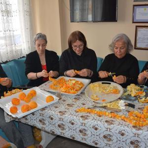 Turunçlar üniversite öğrencilerine burs oluyor