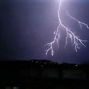 Kuşadasında geceyi şimşekler aydınlattı