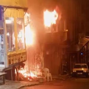 İstanbul -Beyoğlunda 2 kişinin dumandan etkilendiği yangındaki patlamalar kamerada