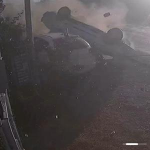 Park halindeki araca çarpan otomobildeki 2 kişi yaralandı; kaza kamerada