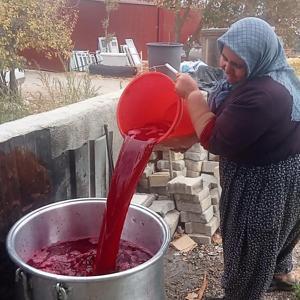 Mersinde kadınların nar ekşisi mesaisi