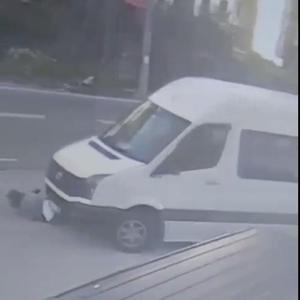 Servis minibüsünün kadına çarpıp, sürüklediği kaza kamerada