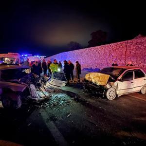 Kütahyada iki otomobil kafa kafaya çarpıştı; 4 yaralı