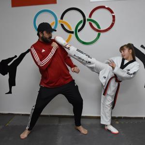 Tekvando milli takım antrenörü baba, kızını şampiyonluğa hazırlıyor