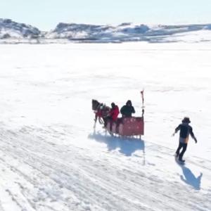 Çıldır Gölünde atlı kızakla snowboard