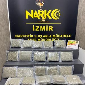 İzmirde durdurulan araçta 21 kilo skunk ele geçirildi