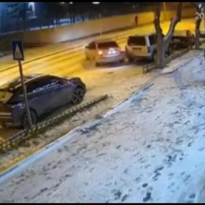 Buzlanan yolda otomobilin park halindeki 2 araca çarptığı kaza kamerada