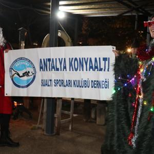 Antalya’da yeni yıl denizde karşılandı