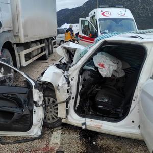 Otomobil, park halindeki TIRa çarptı: 2 ölü, 1 yaralı