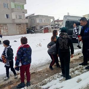 Gaziantep’te kartopu oynayan çocuklara eldiven, bere ve atkı dağıtıldı