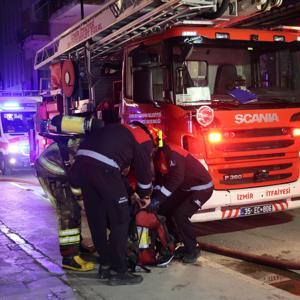 İzmir’de kafenin çatı katında yangın: 2 kişi dumandan etkilendi