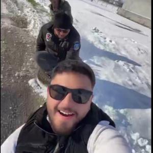 Otomobile bağladığı koltukla kayak yaptı