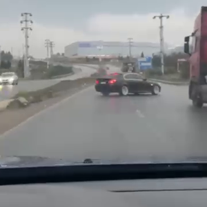 Sürücüsünün drift yaptığı otomobil takla attı; o anlar kamerada