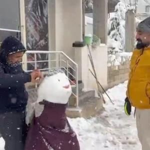 Berber, başına peruk taktığı kardan adamı tıraş etti