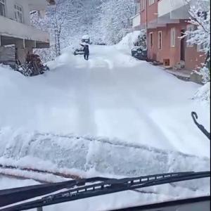 Kar küreme aracına oyun havası ile karşılama