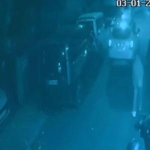 İstanbul - Küçükçekmecede çatının uçtuğu anlar kamerada; 2 kişi son anda kurtuldu