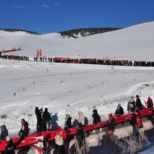 Sıfırın altında 22 derecede Sarıkamış şehitleri için yürüdüler