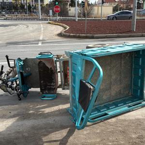 TIR ile üç tekerlekli motosiklet çarpıştı: 1 ölü, 3 yaralı