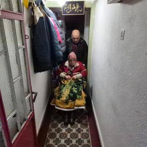 Ağaçtan düşüp omurgası kırılan eşinin en büyük destekçisi oldu