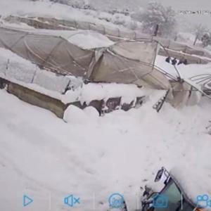 Üzerinde kar biriken seranın çökme anı kamerada