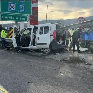 Otoyolda, hafif ticari araç bariyere çarptı: 2 ölü