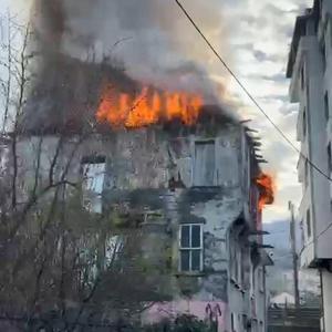 Kocaeli’de 3 katlı binada yangın